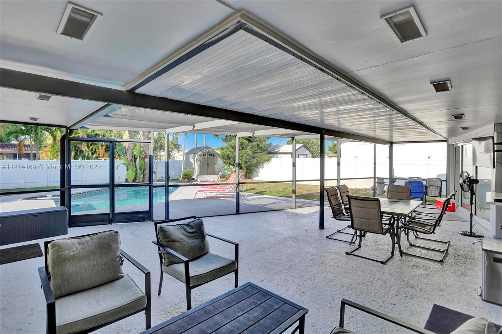 HOLLYWOOD HILLS - Residential
