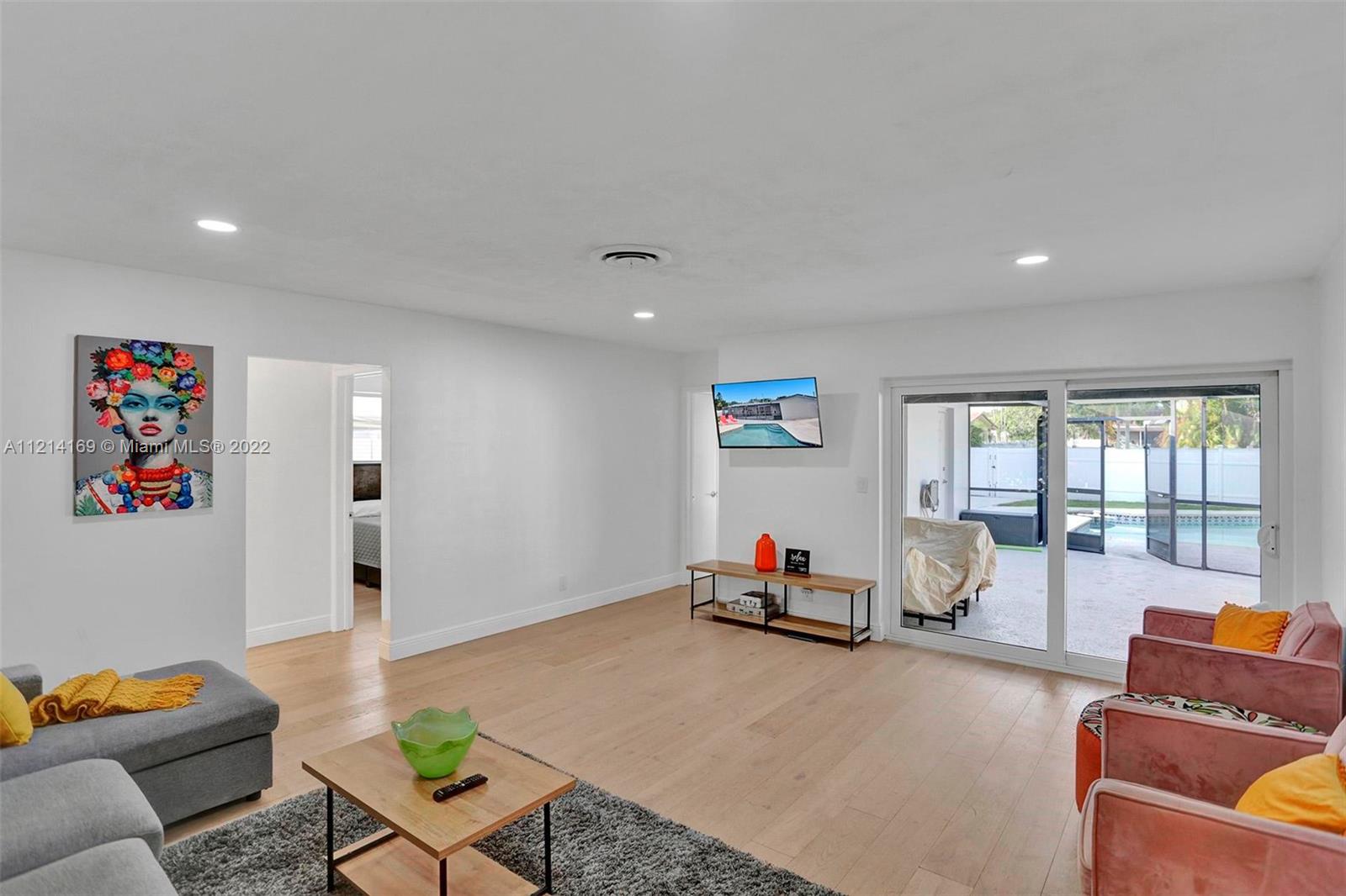 HOLLYWOOD HILLS - Residential