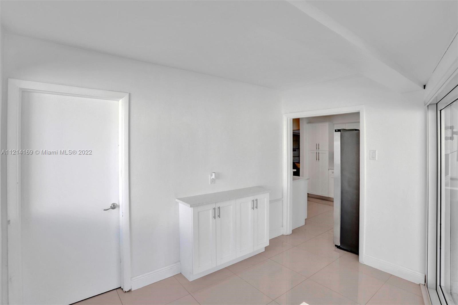 HOLLYWOOD HILLS - Residential