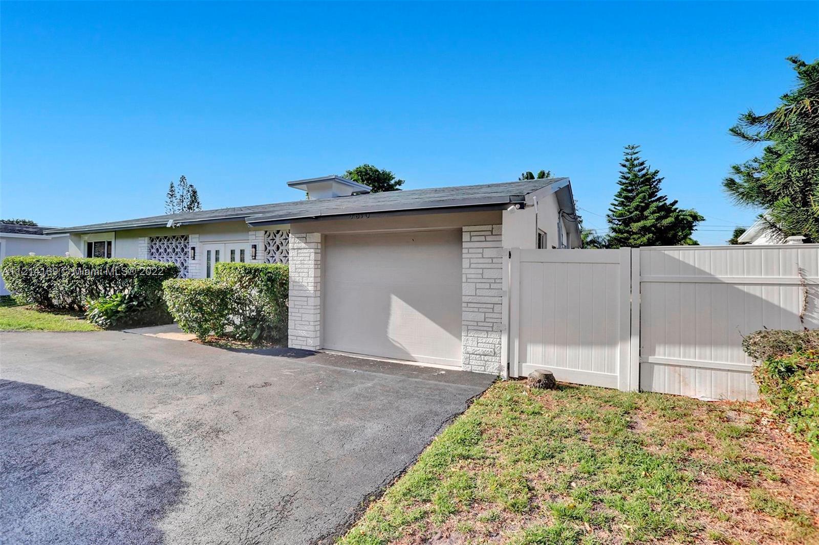 HOLLYWOOD HILLS - Residential