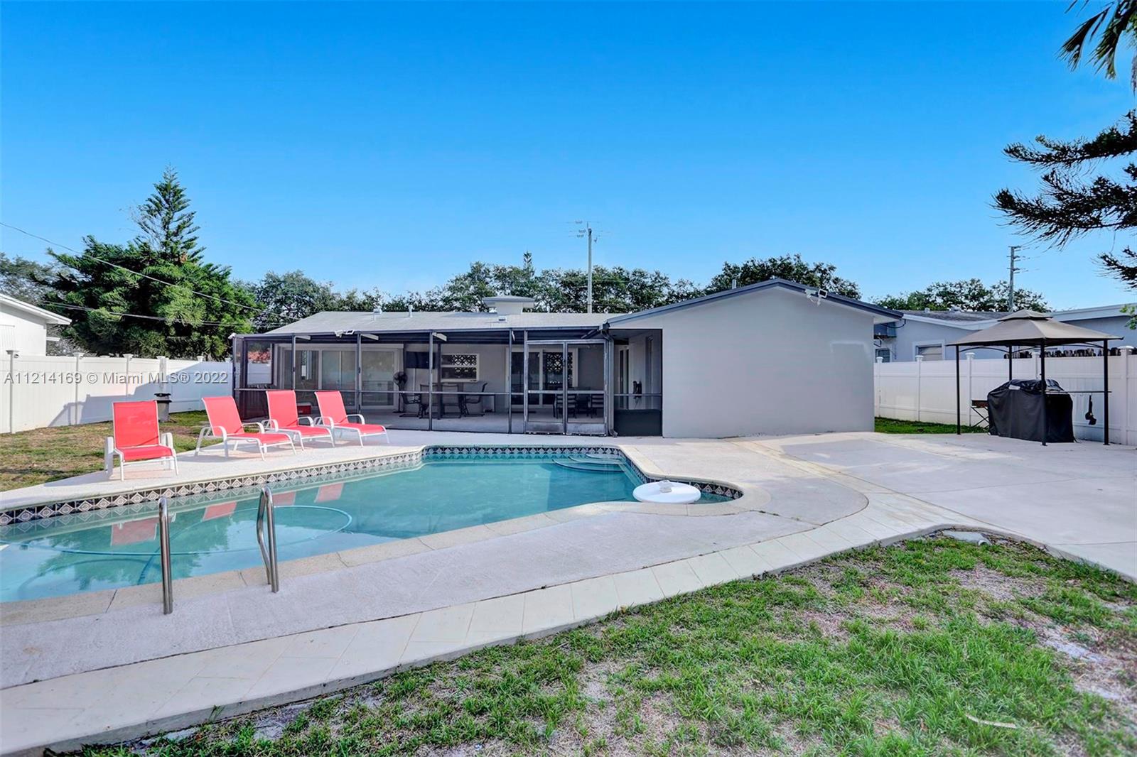 HOLLYWOOD HILLS - Residential