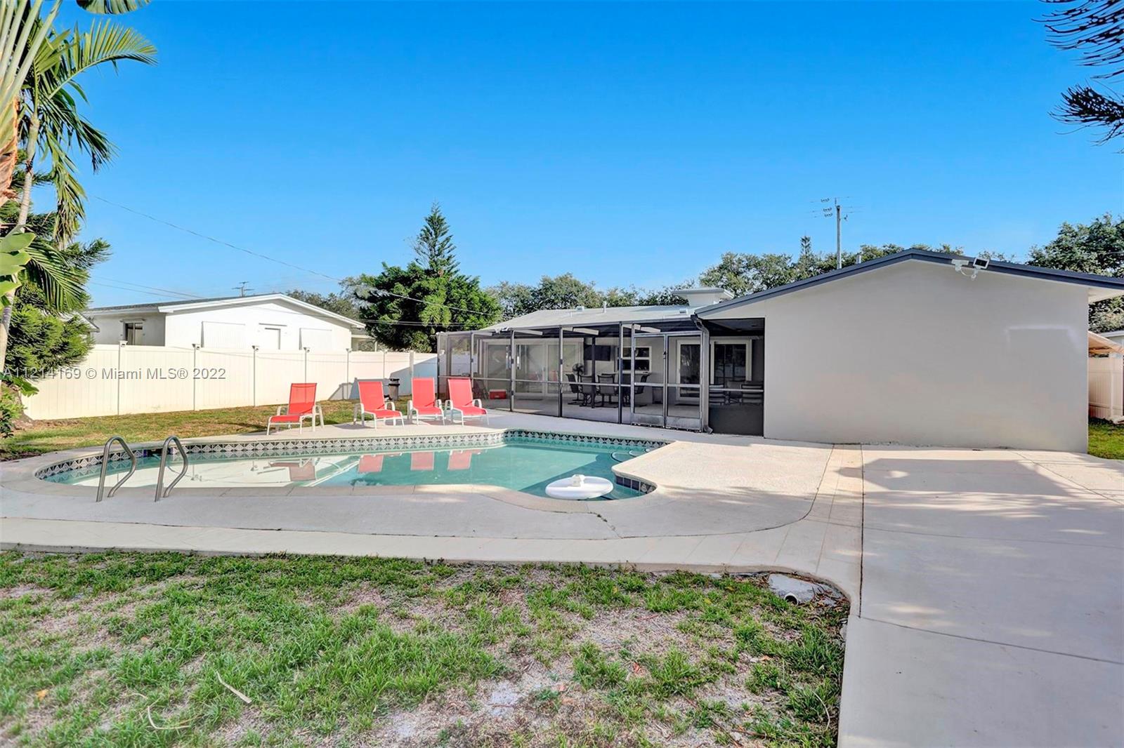 HOLLYWOOD HILLS - Residential