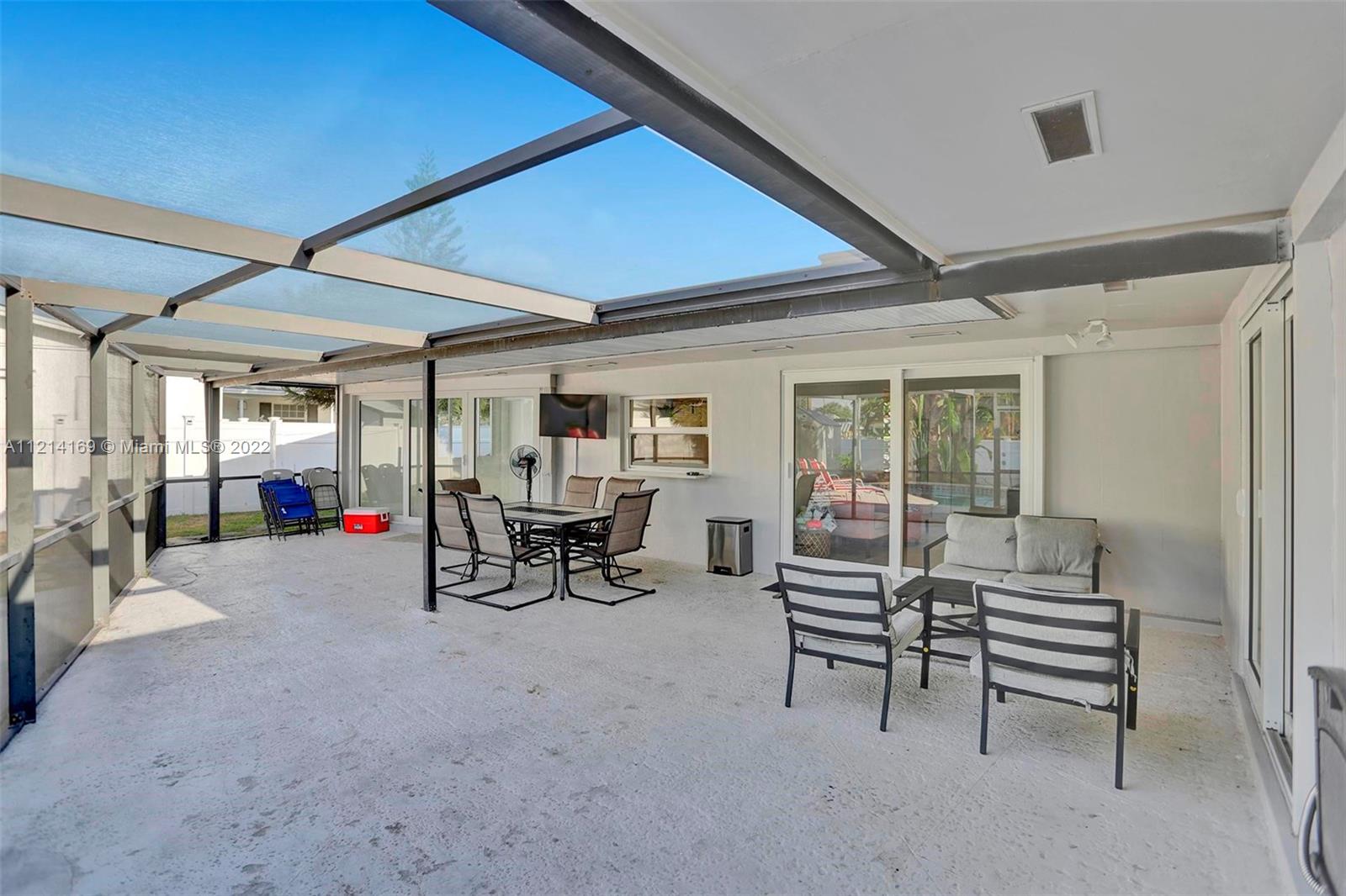 HOLLYWOOD HILLS - Residential