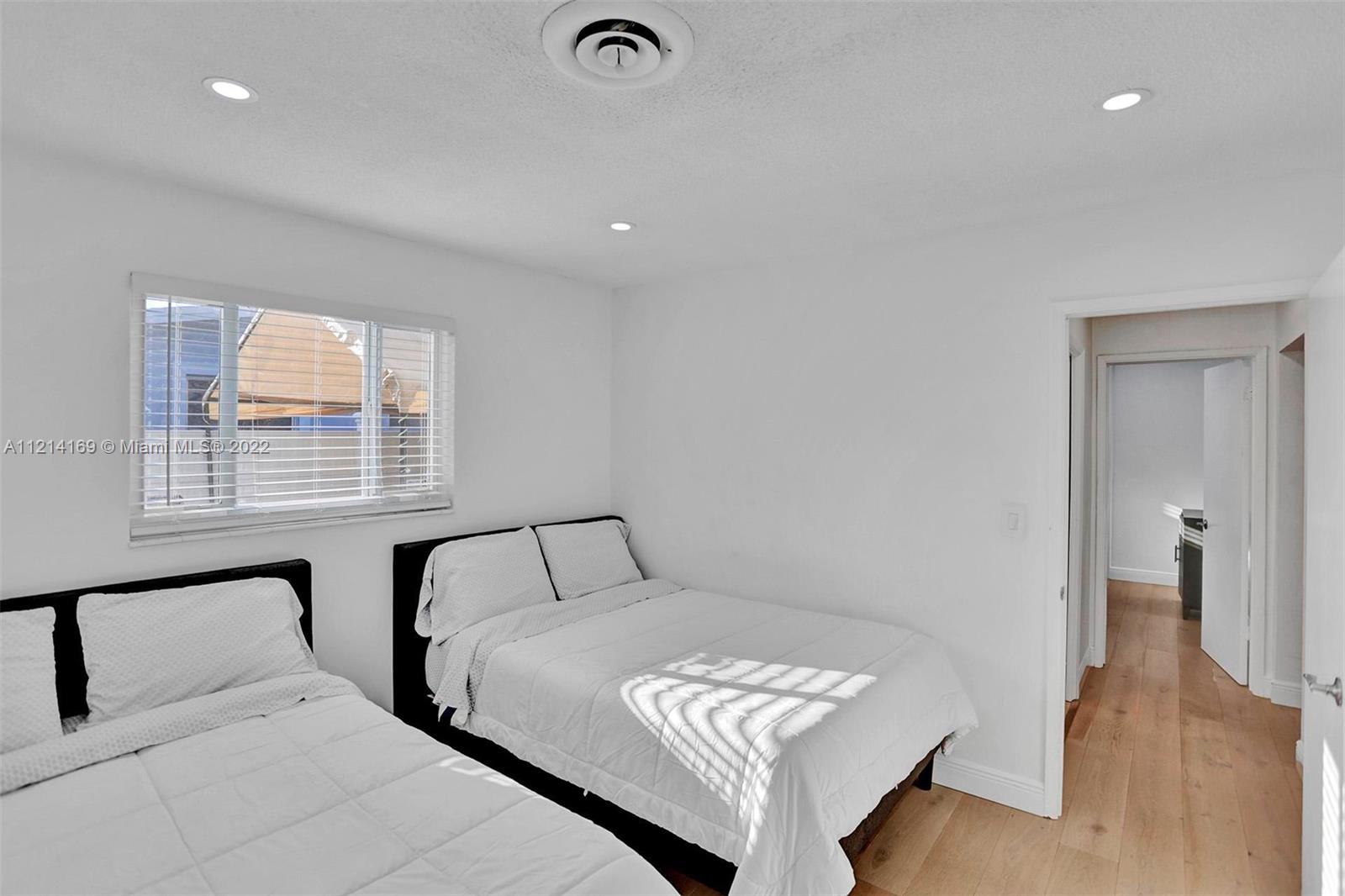 HOLLYWOOD HILLS - Residential