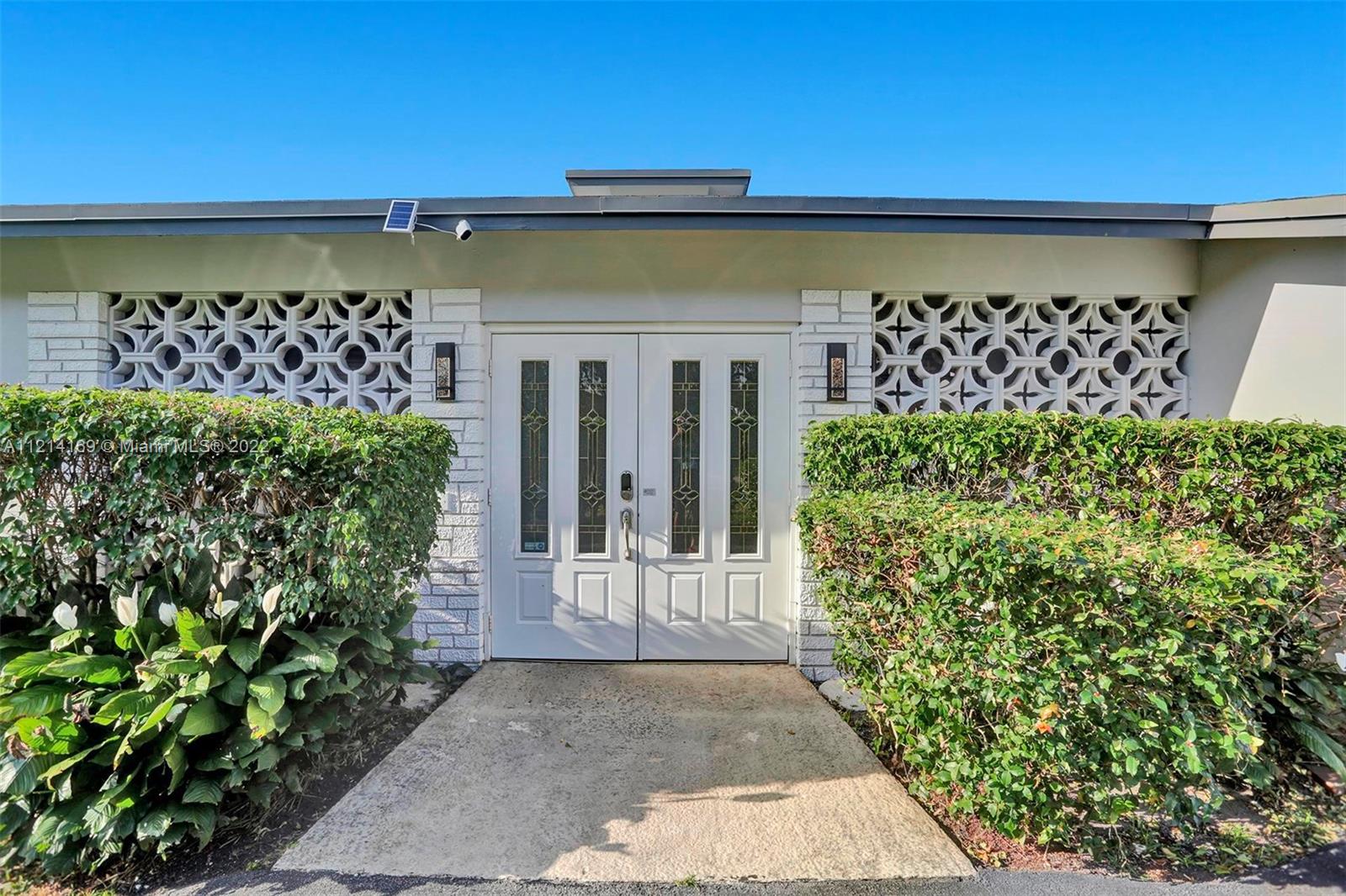 HOLLYWOOD HILLS - Residential