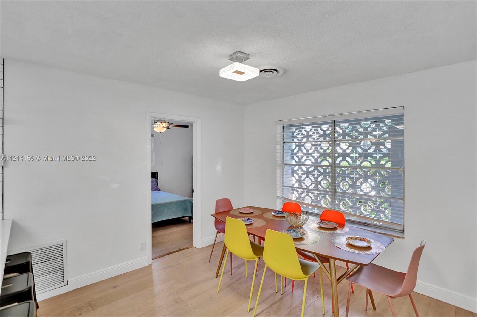 HOLLYWOOD HILLS - Residential