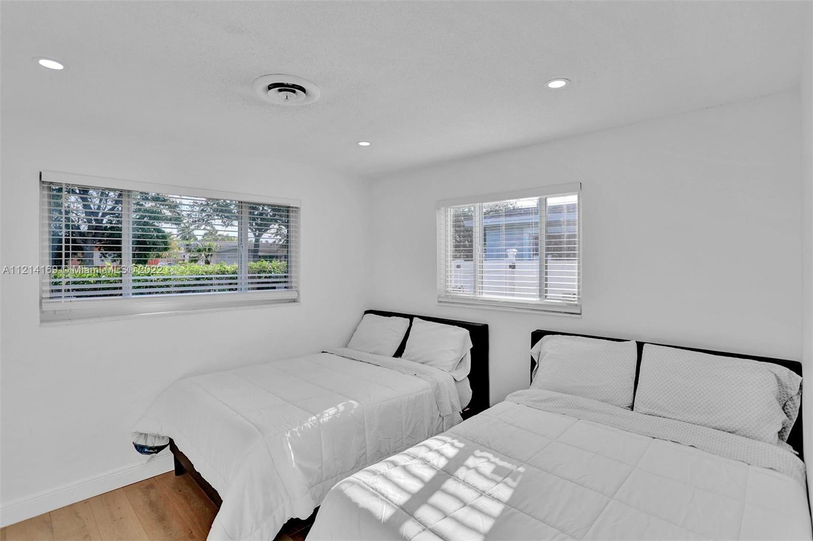 HOLLYWOOD HILLS - Residential