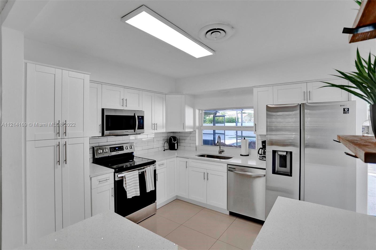 HOLLYWOOD HILLS - Residential