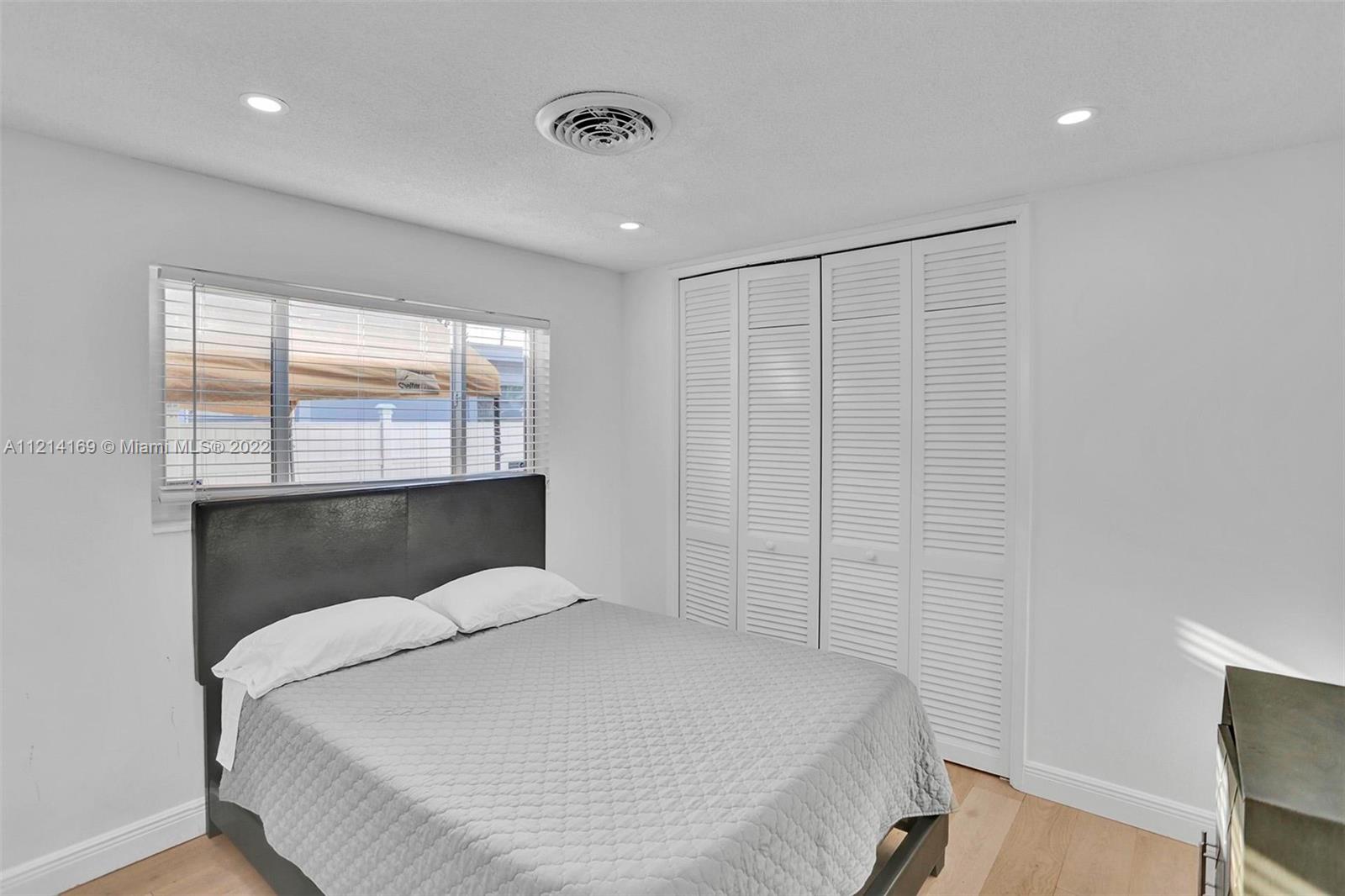 HOLLYWOOD HILLS - Residential