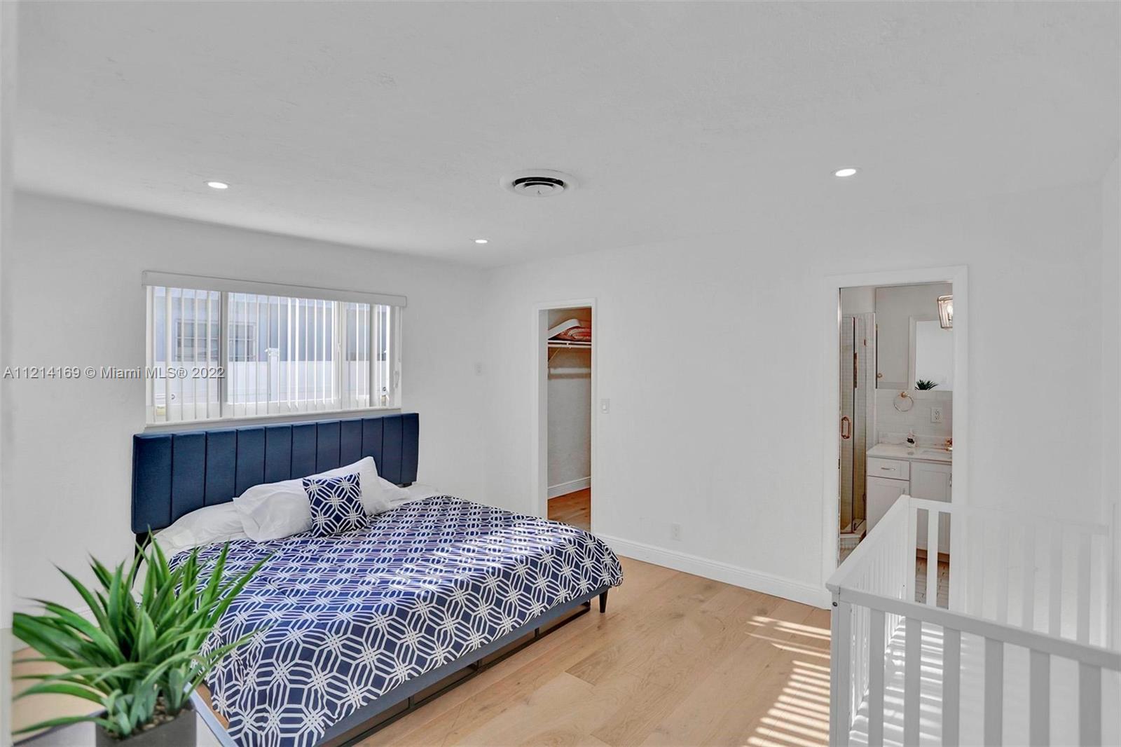 HOLLYWOOD HILLS - Residential