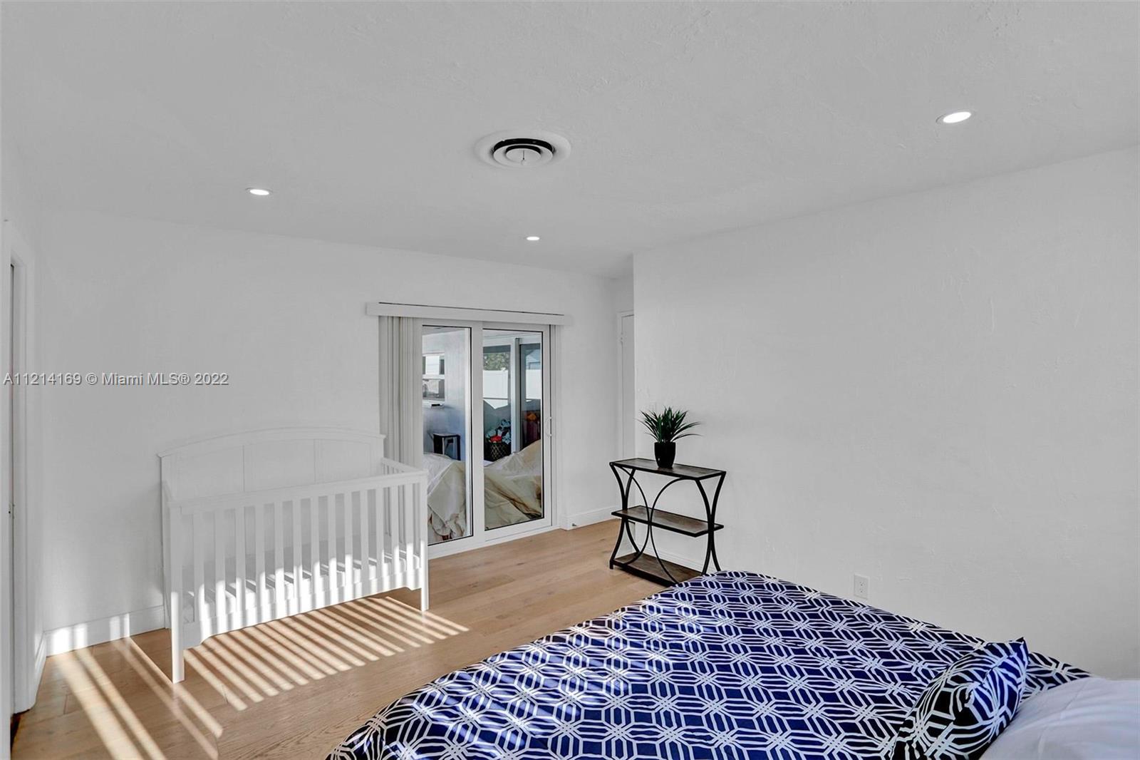 HOLLYWOOD HILLS - Residential