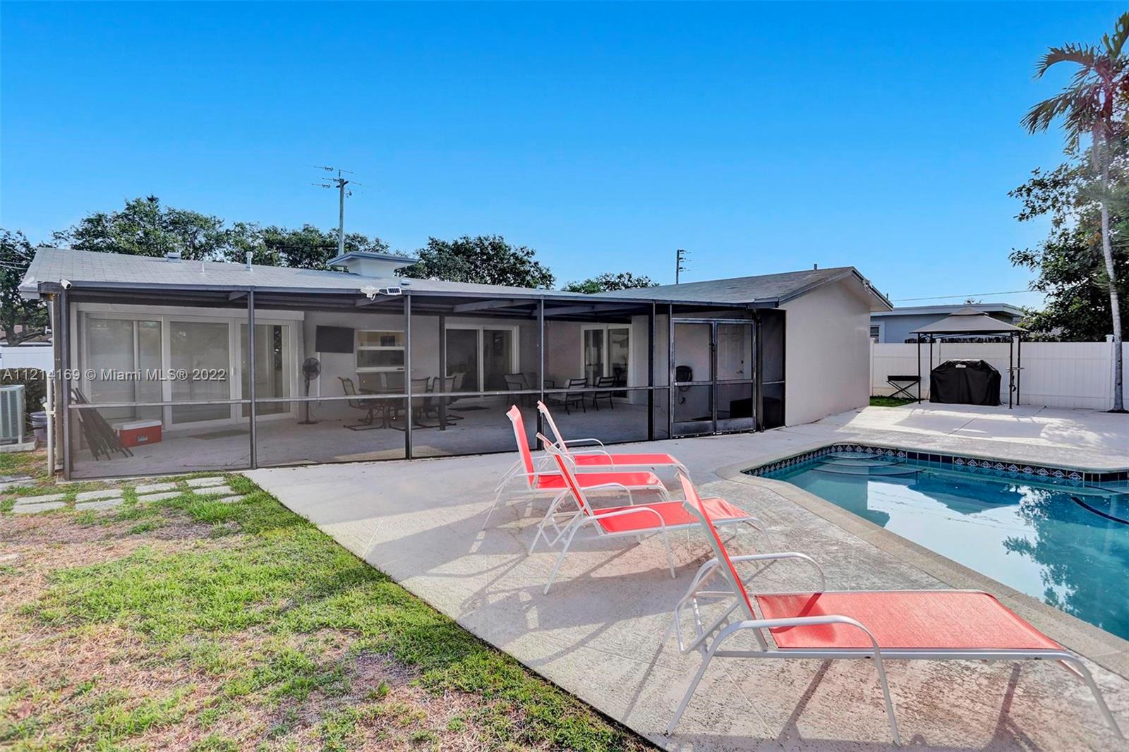 HOLLYWOOD HILLS - Residential