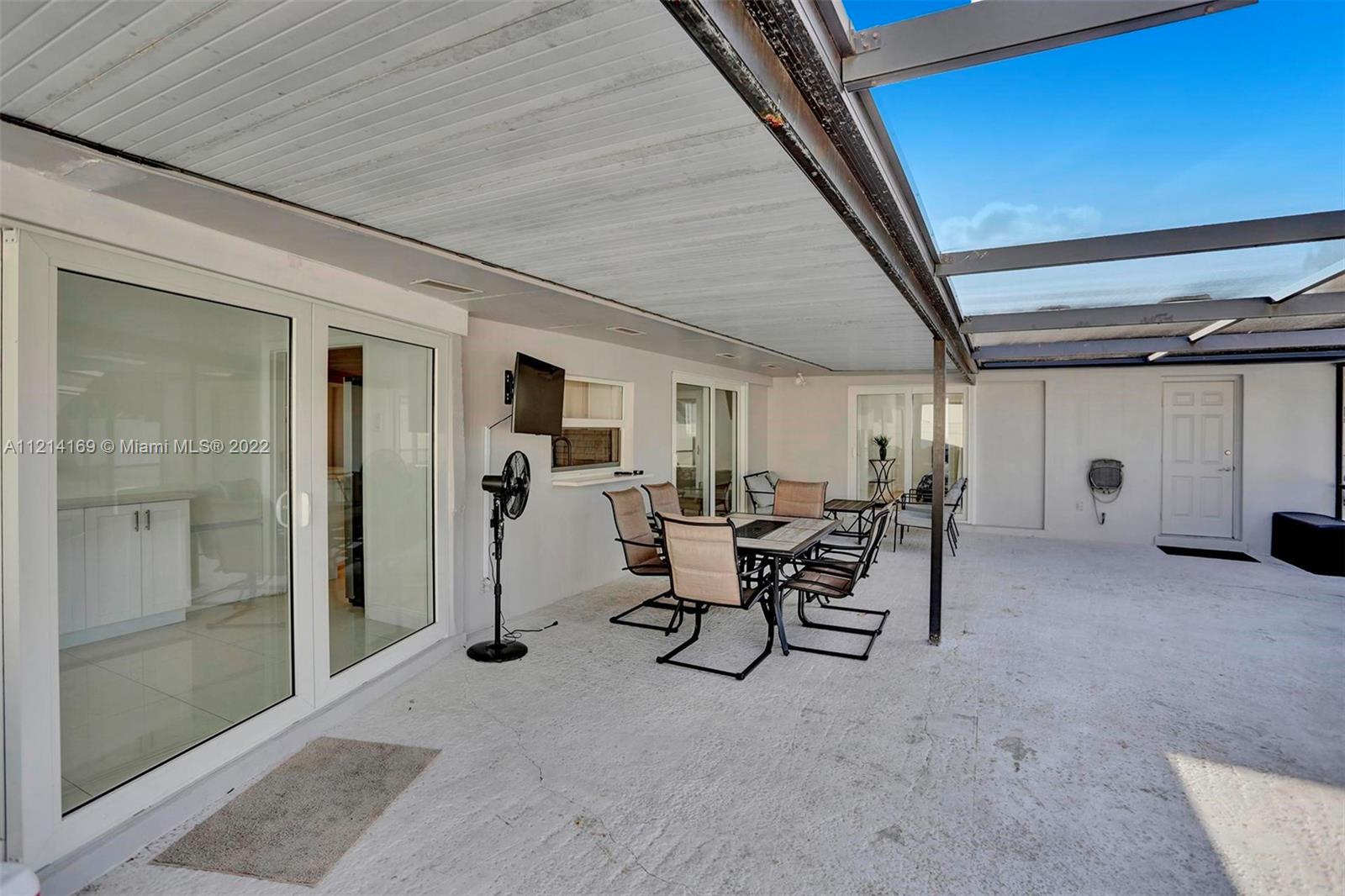 HOLLYWOOD HILLS - Residential