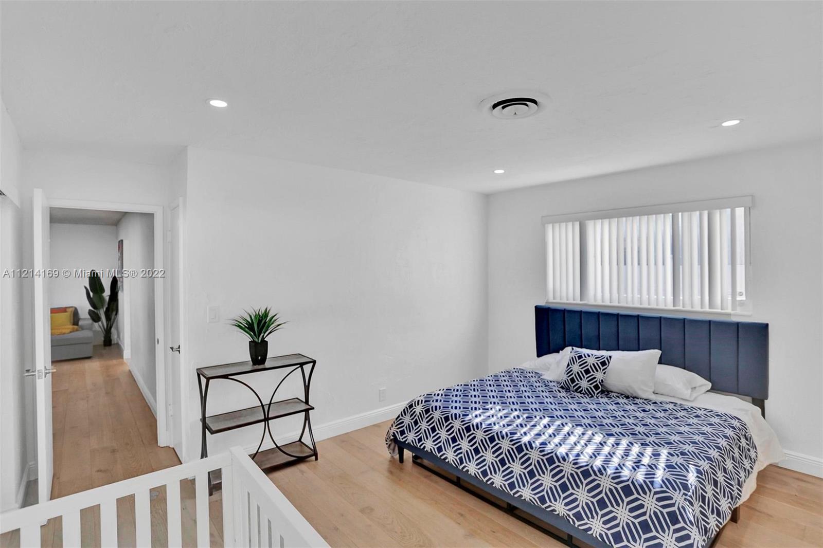 HOLLYWOOD HILLS - Residential