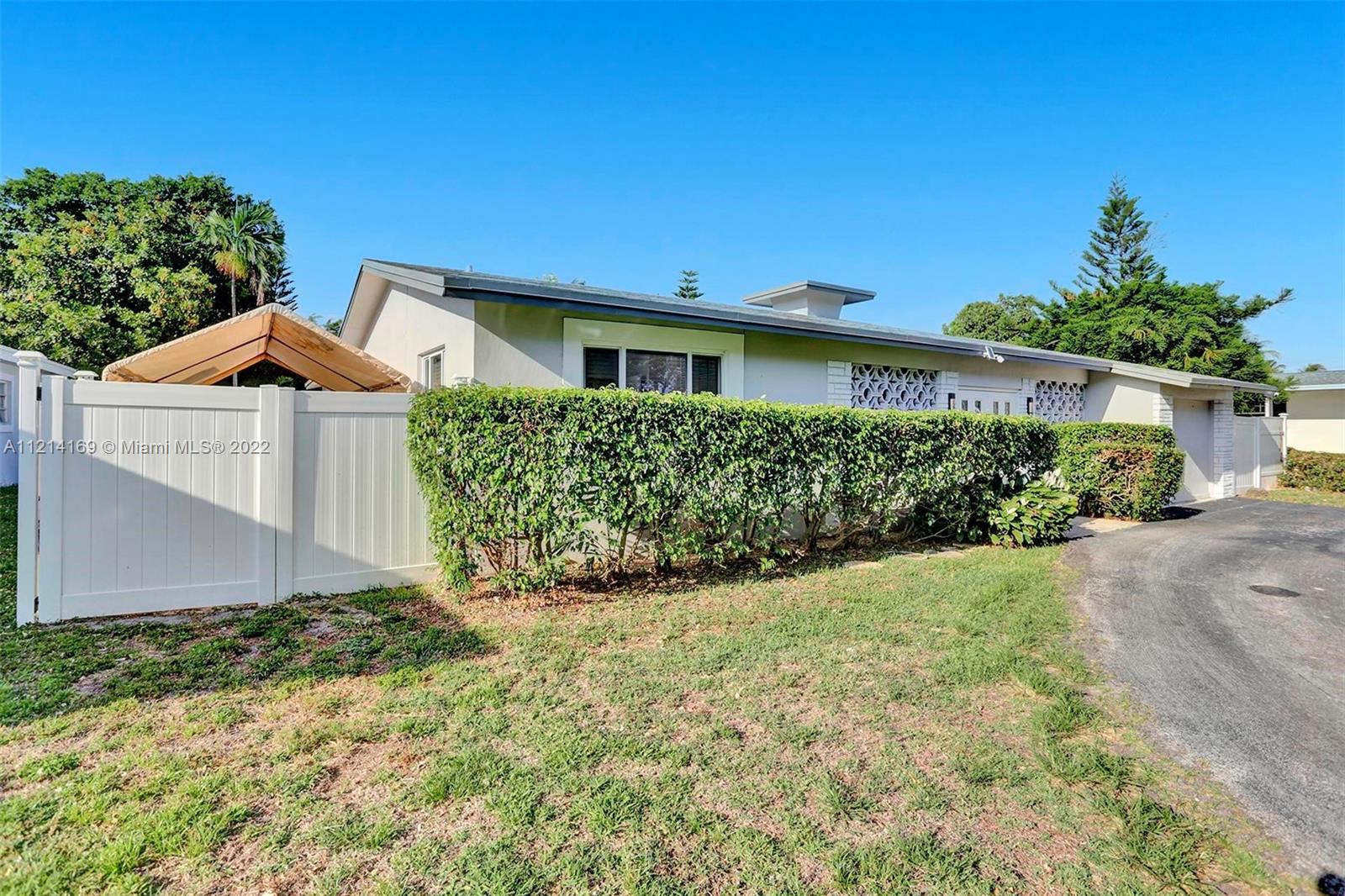 HOLLYWOOD HILLS - Residential