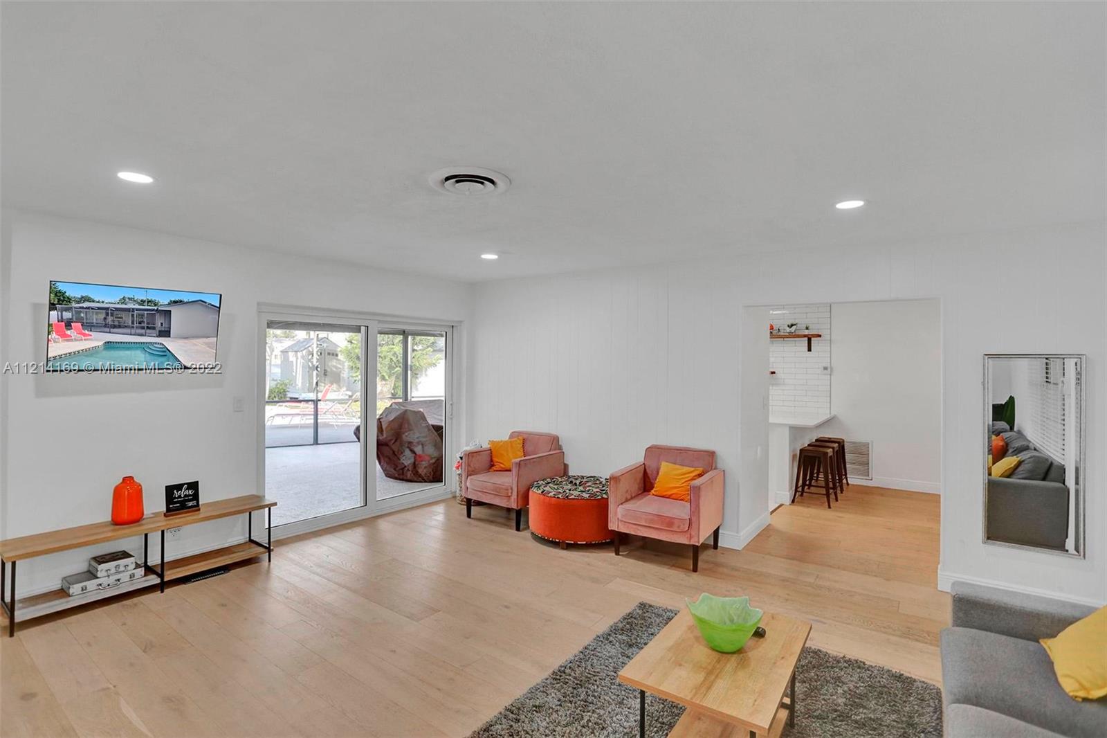 HOLLYWOOD HILLS - Residential