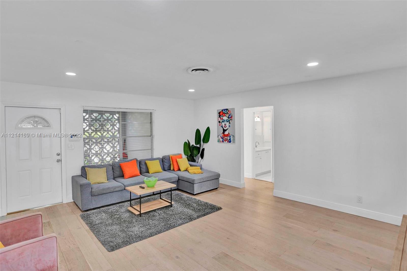 HOLLYWOOD HILLS - Residential