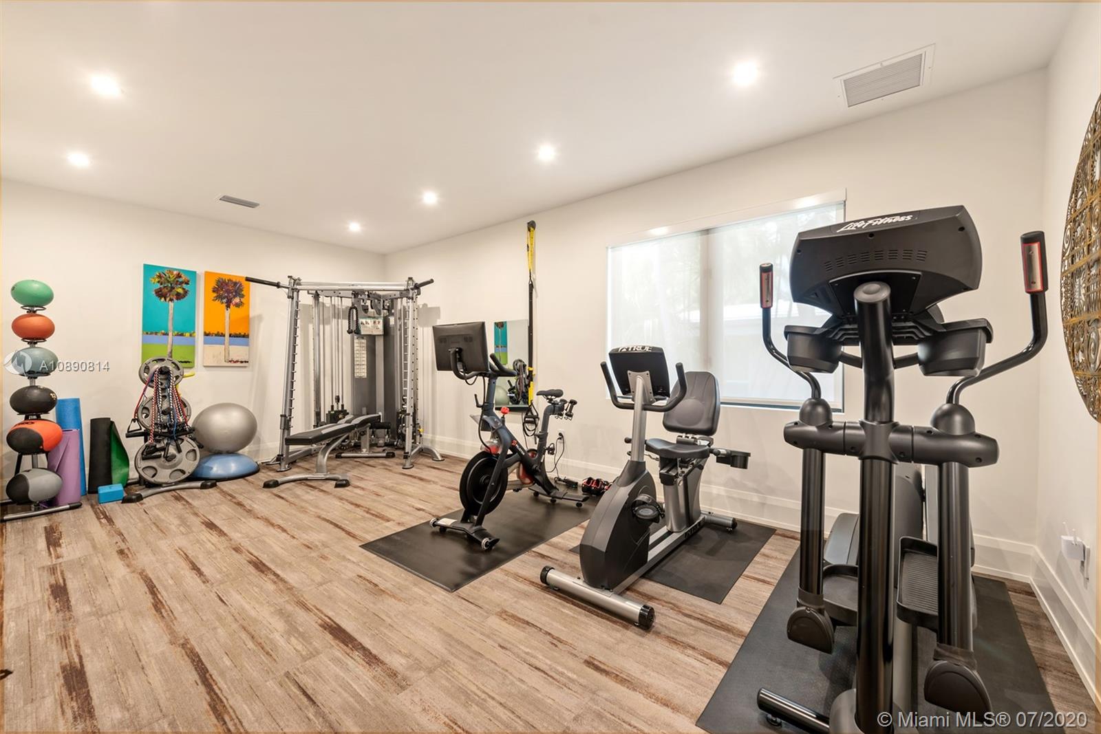 HOLLYWOOD LAKES - Residential