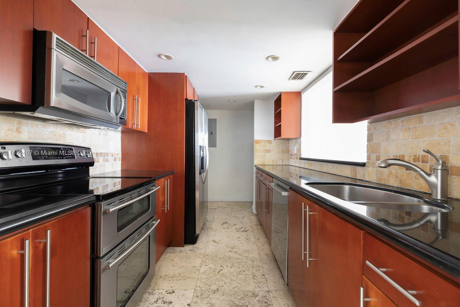 VENETIAN ISLE CONDO - Residential