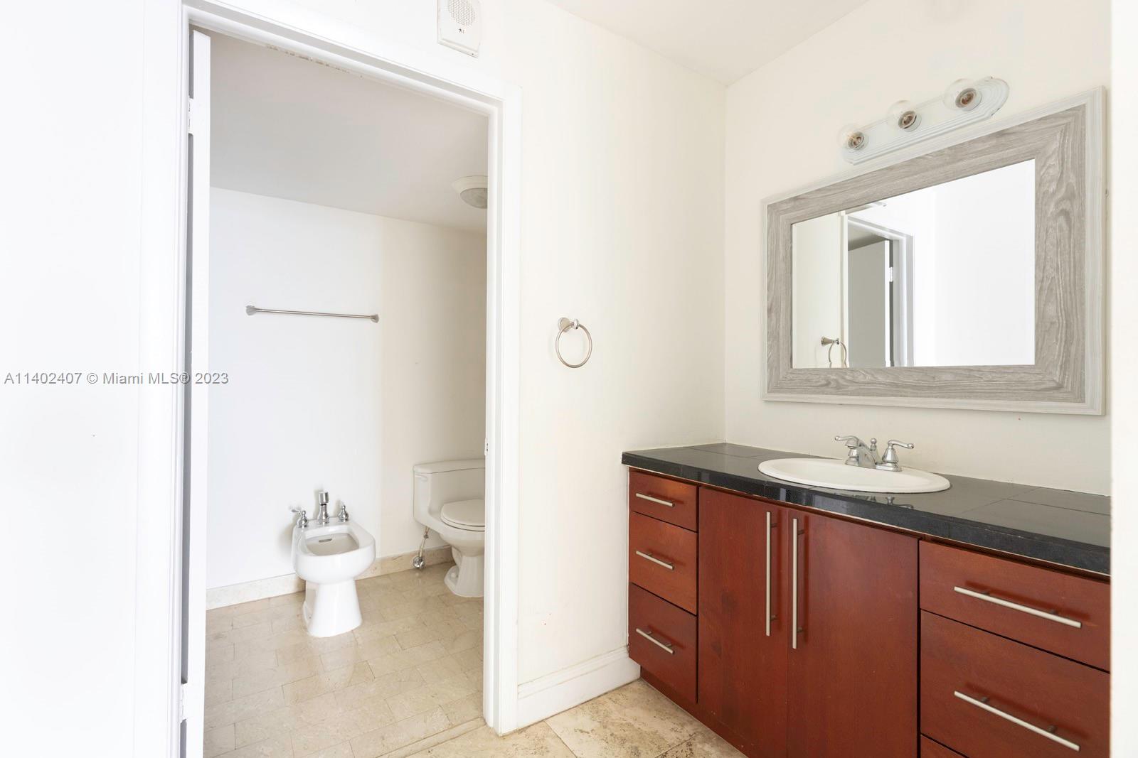 VENETIAN ISLE CONDO - Residential