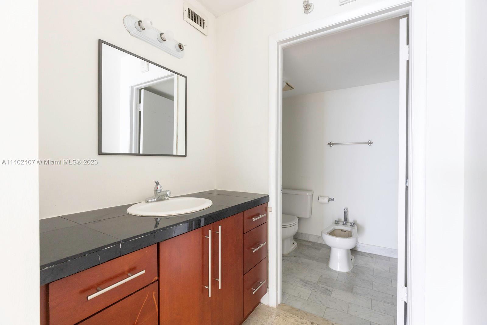 VENETIAN ISLE CONDO - Residential