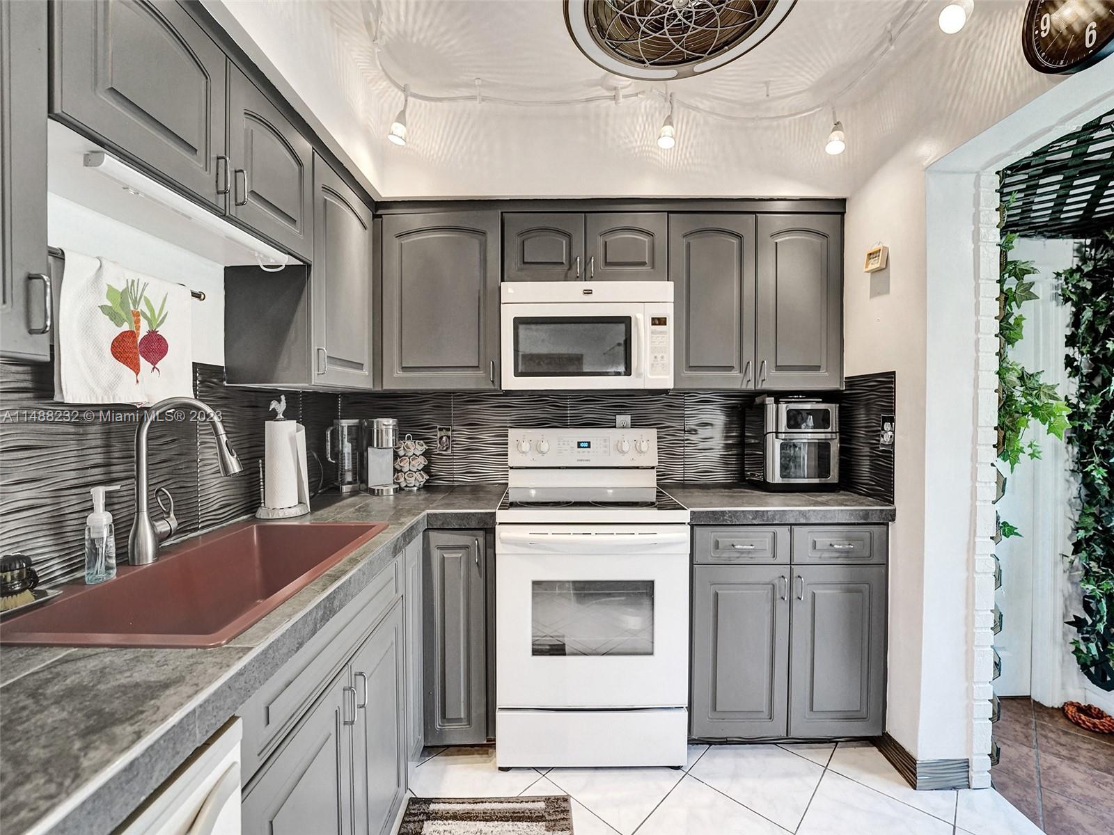 LAUDERDALE GOLF ESTATES - Residential