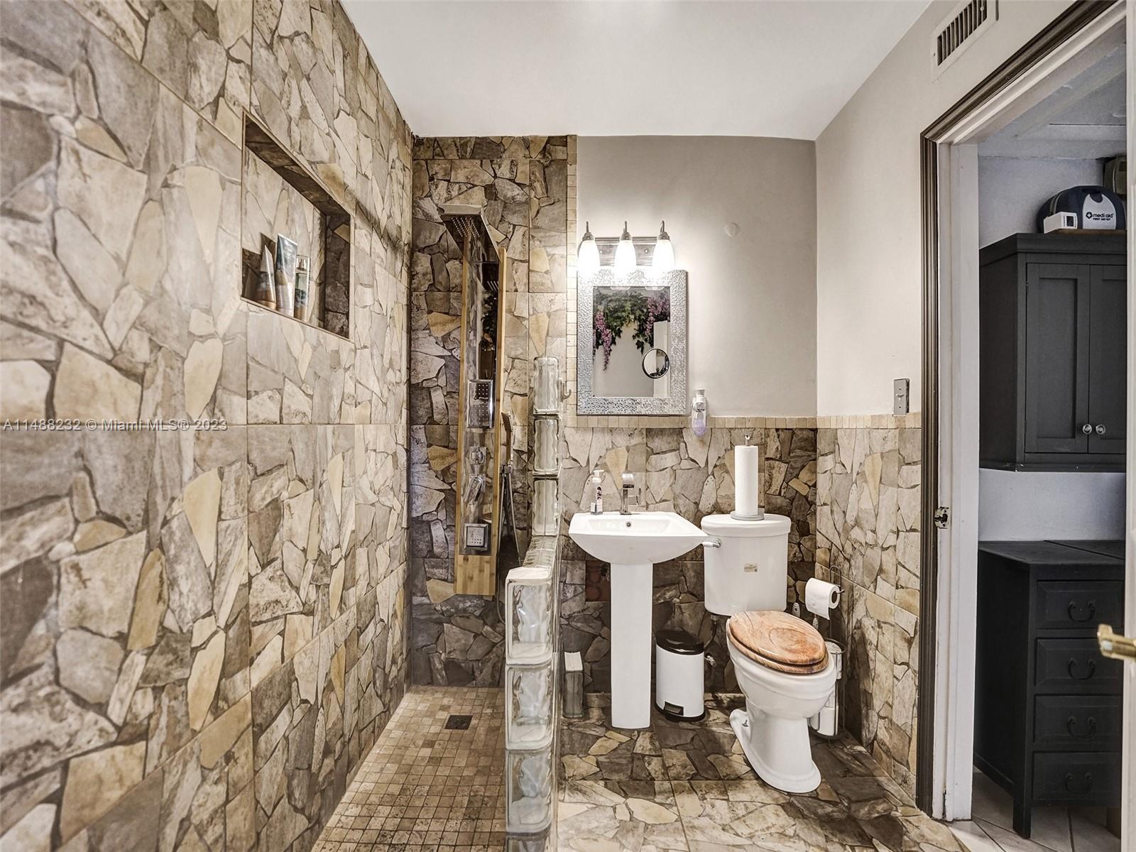 LAUDERDALE GOLF ESTATES - Residential