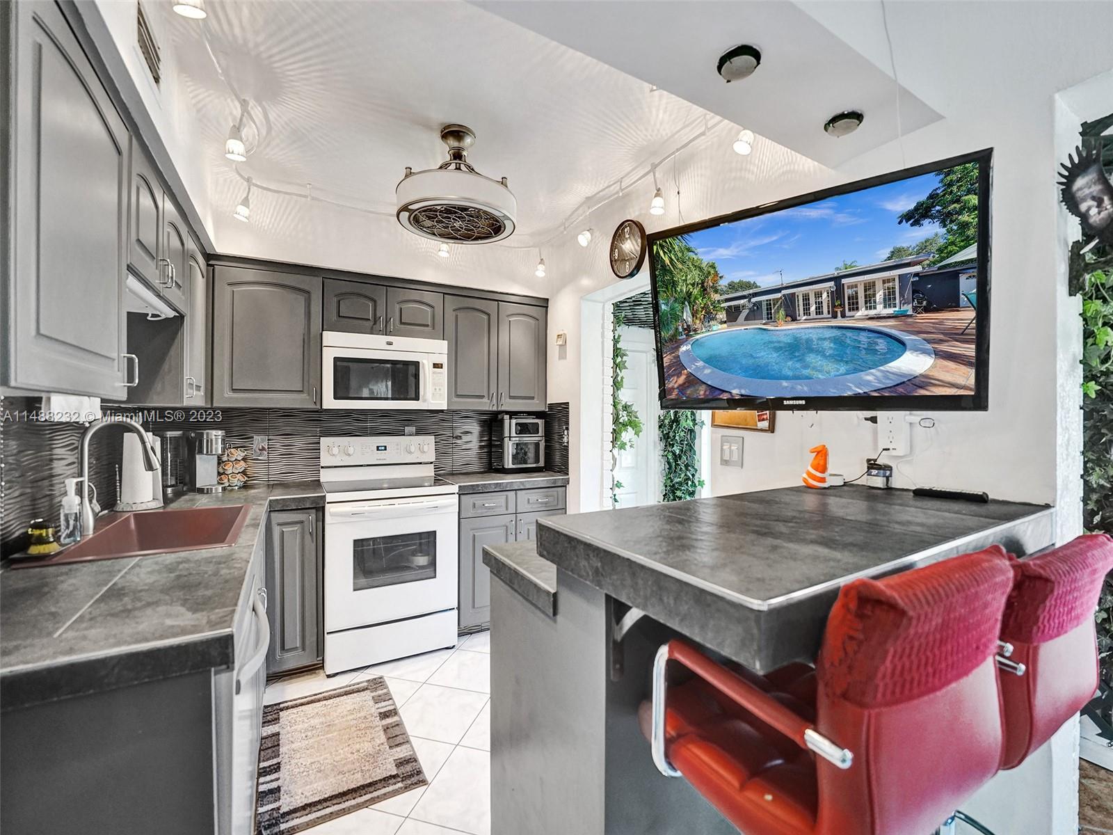 LAUDERDALE GOLF ESTATES - Residential