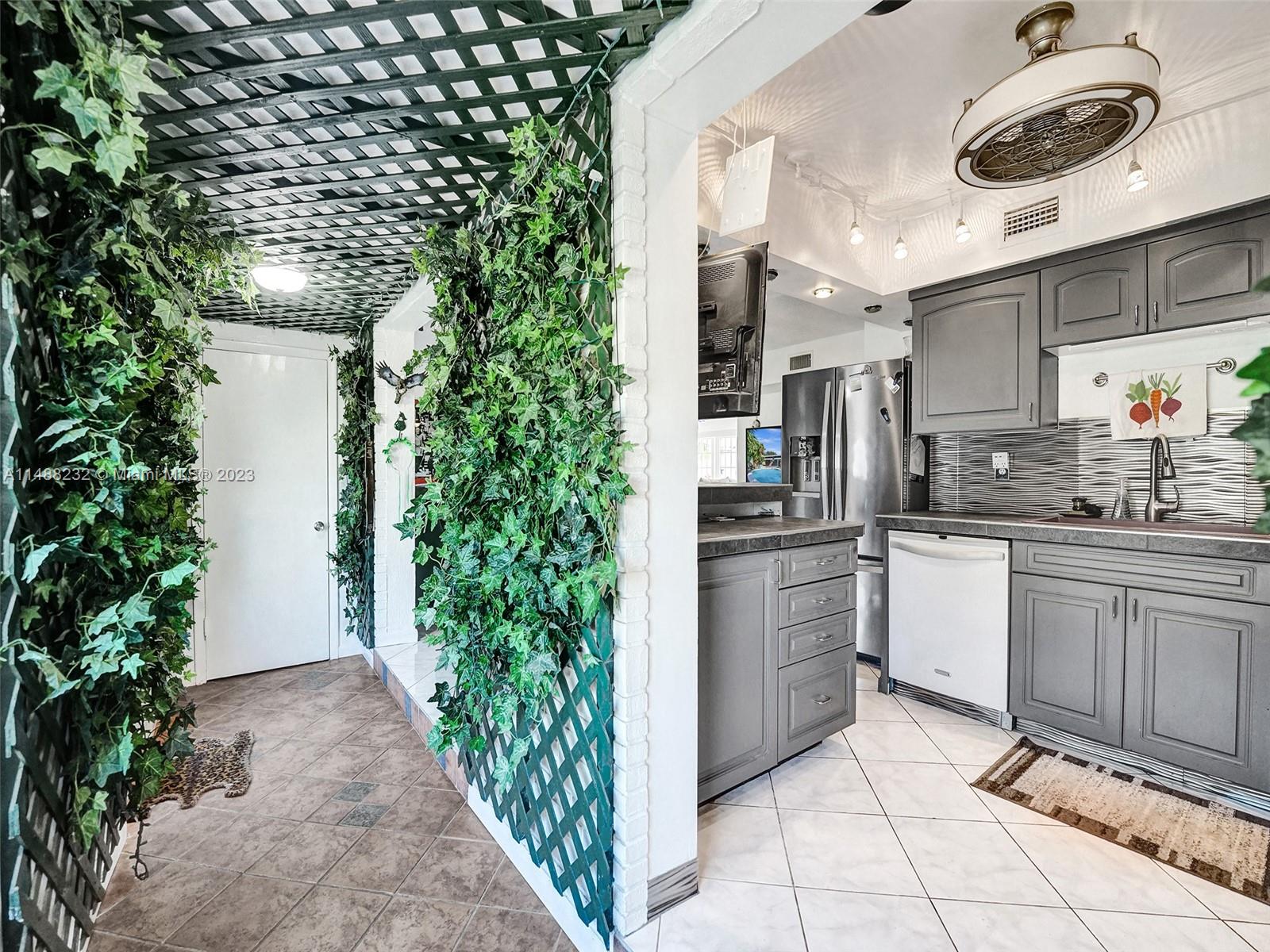 LAUDERDALE GOLF ESTATES - Residential
