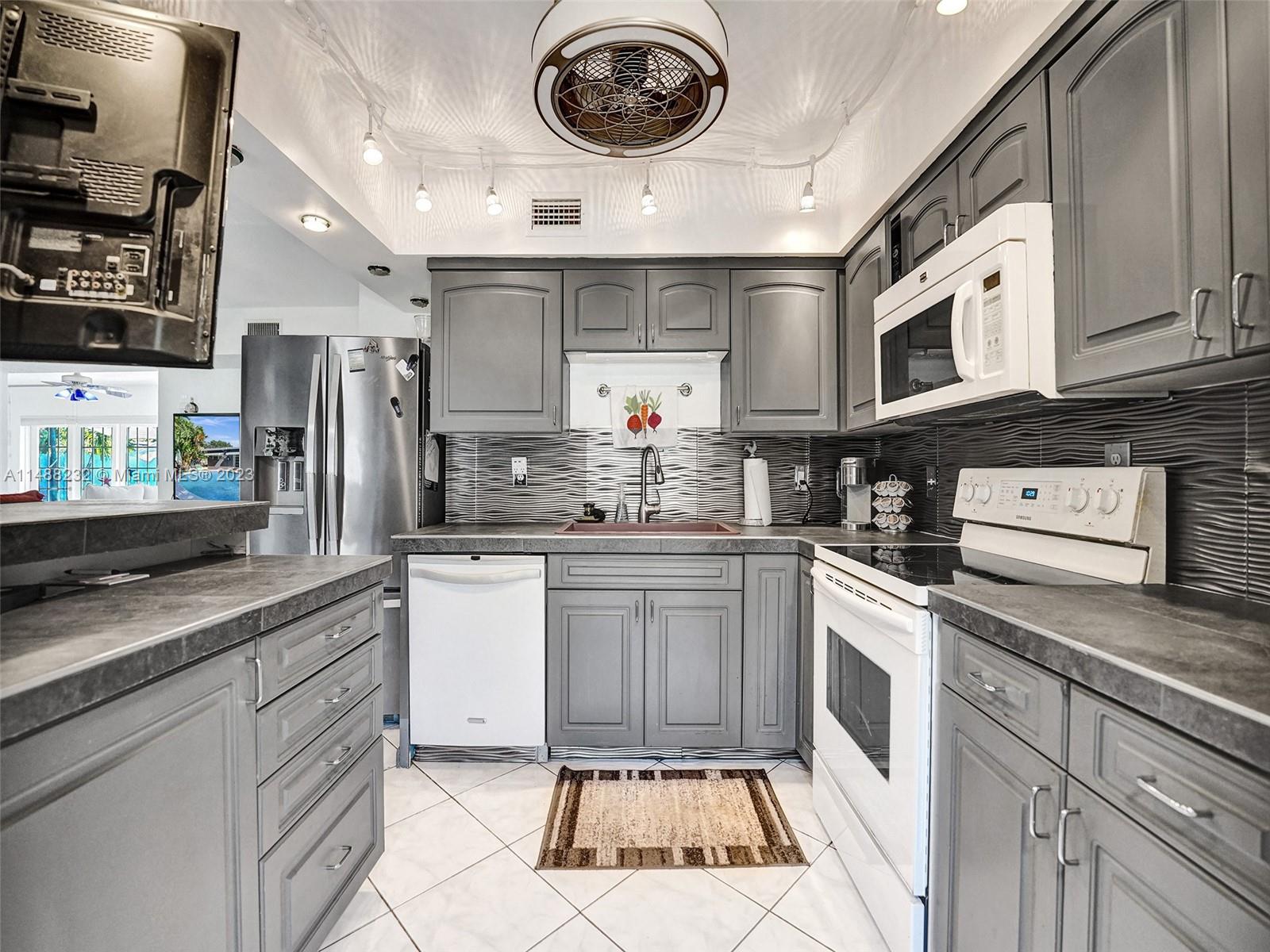 LAUDERDALE GOLF ESTATES - Residential