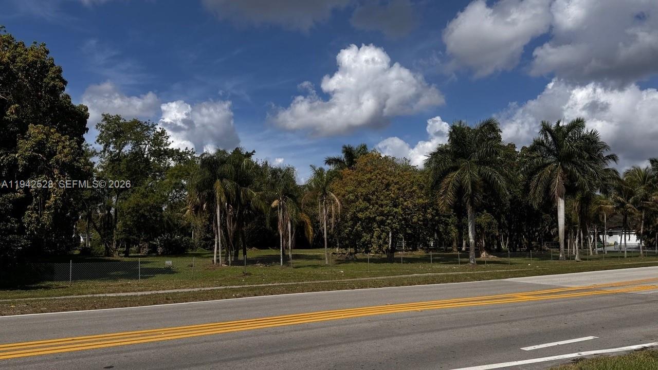Build your future home in an excellente location on the main street (Hiatus RD),  an ideal spot in the heart of the city.