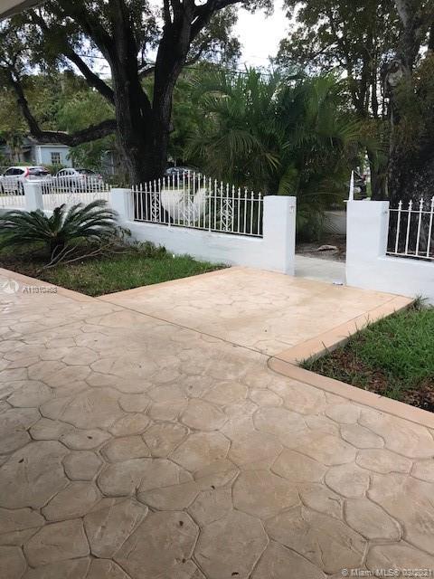 TAMIAMI PINES REV PLAT - Residential Lease