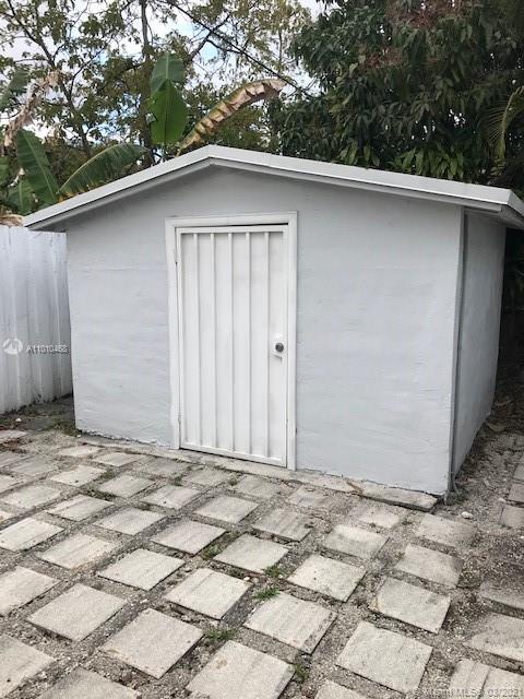 TAMIAMI PINES REV PLAT - Residential Lease