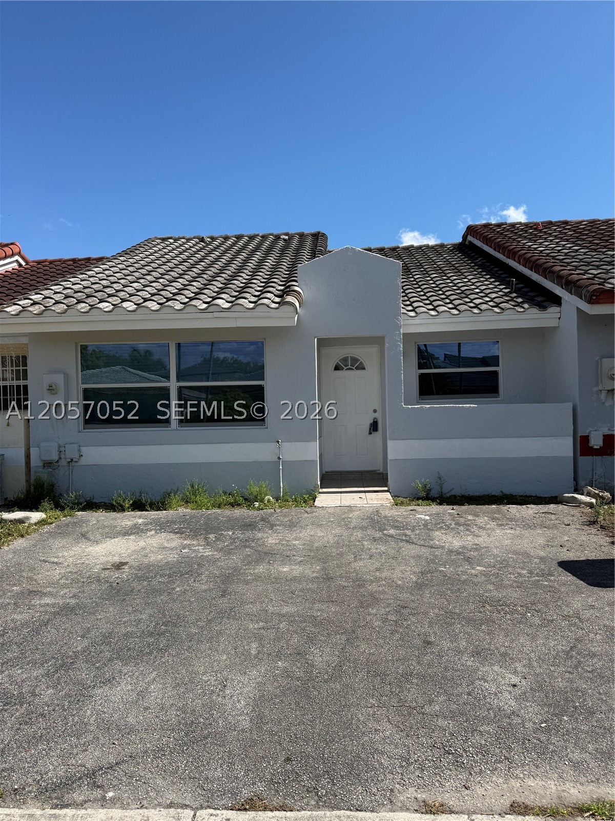 Beautiful villa,partially remodeled 2 bedroom, 2 bath home and spacious kitchen, stainless steel 
appliances, impact doors and windows, NO CDD, NO HOA, no restrictions- enjoy complete freedom
with no extra fees. It's ideal for investor seeking quick turnover or homeowner's wanting flexibility.
Close to BJ'S, WALT MART, MARQUET,HOME DEPOT.