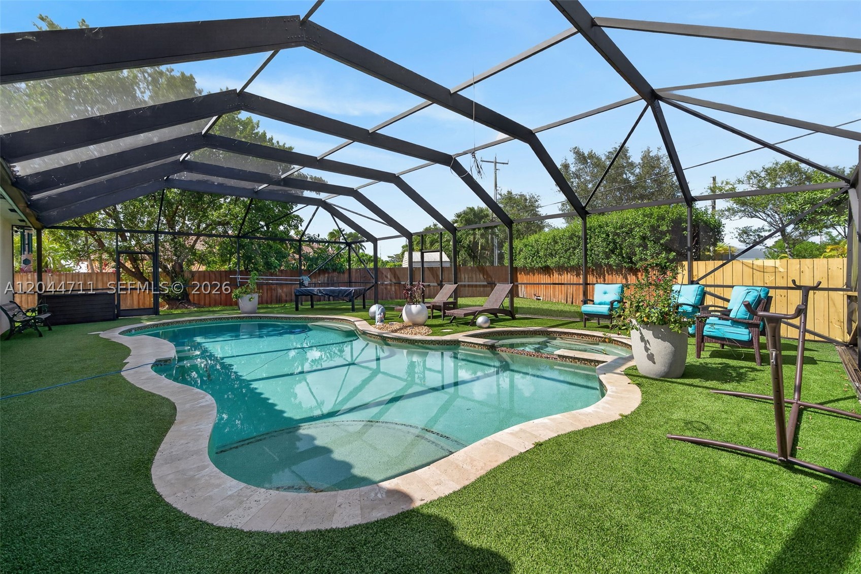 REDLAND REEF - Residential