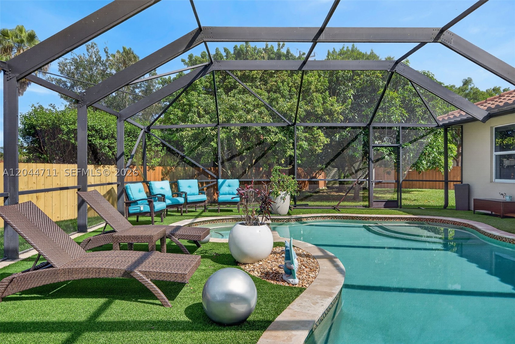 REDLAND REEF - Residential