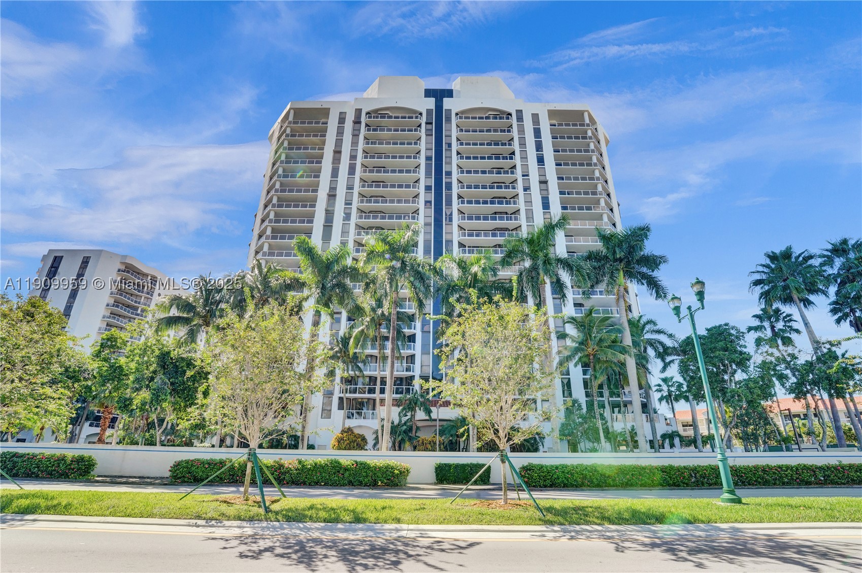 HARBOR TOWERS - Residential