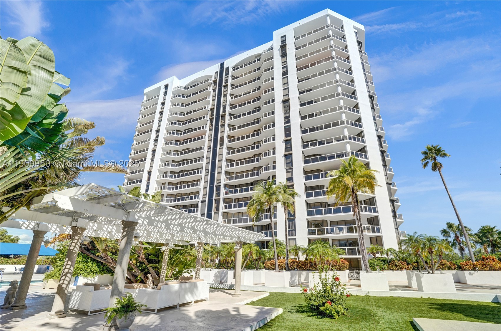 HARBOR TOWERS - Residential