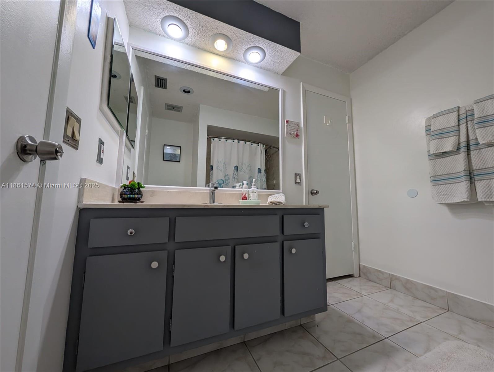 LAKES MEADOW VILG HOMES C - Residential Lease