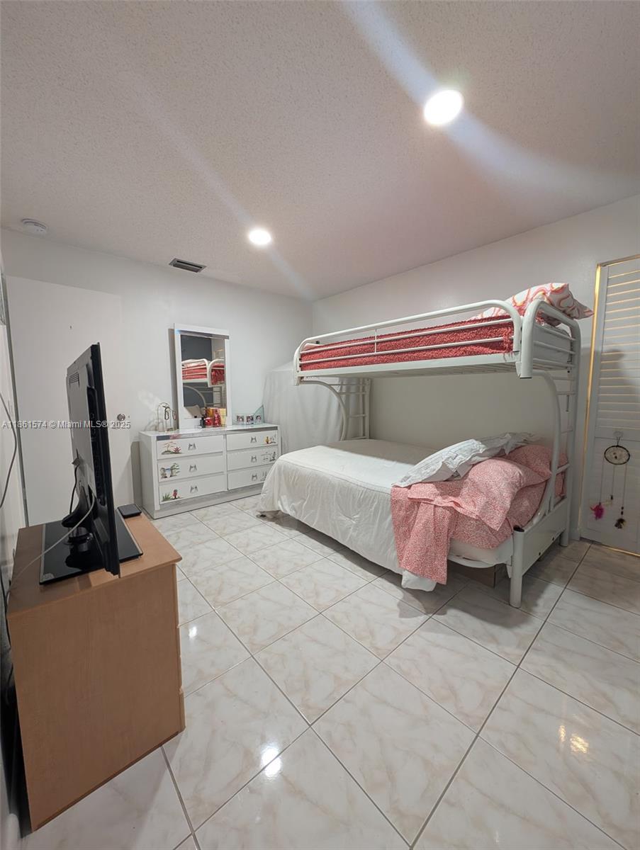 LAKES MEADOW VILG HOMES C - Residential Lease