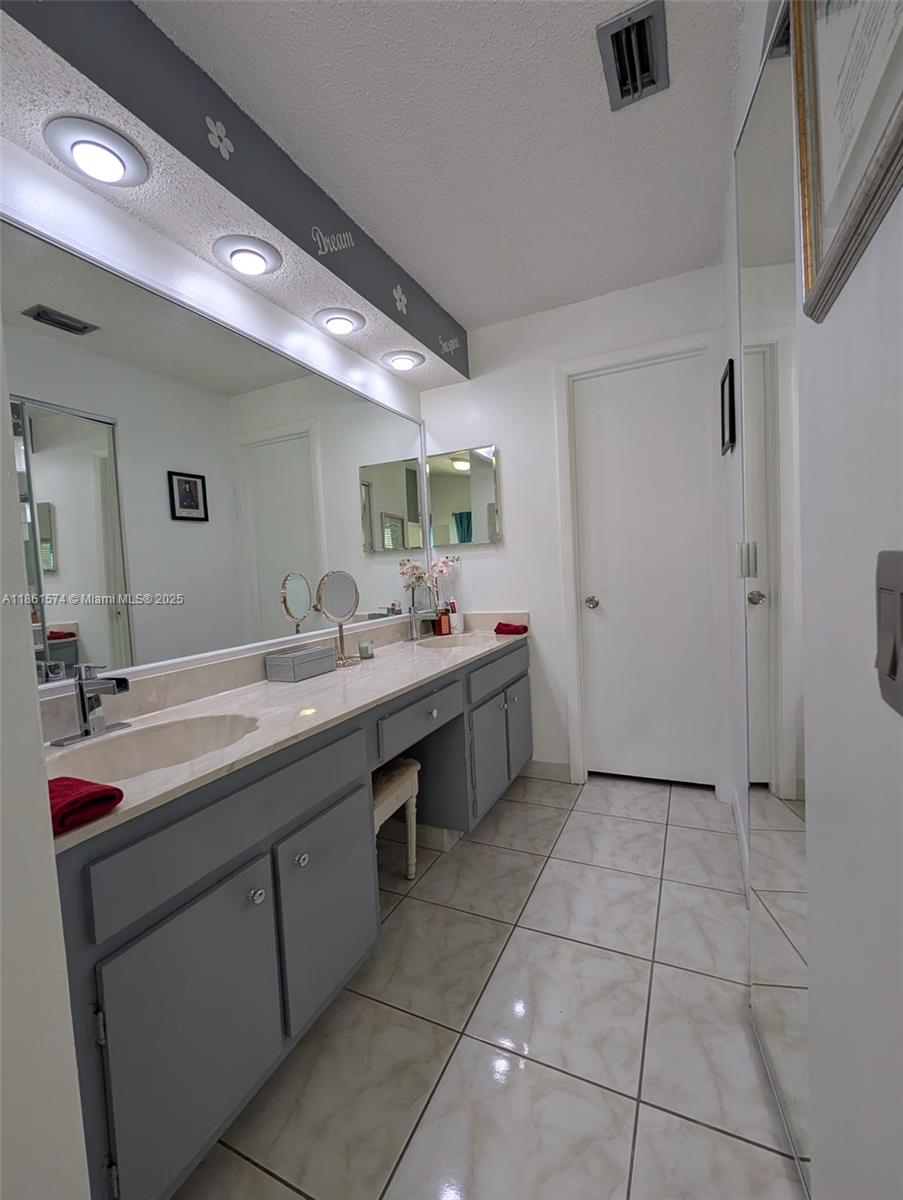LAKES MEADOW VILG HOMES C - Residential Lease