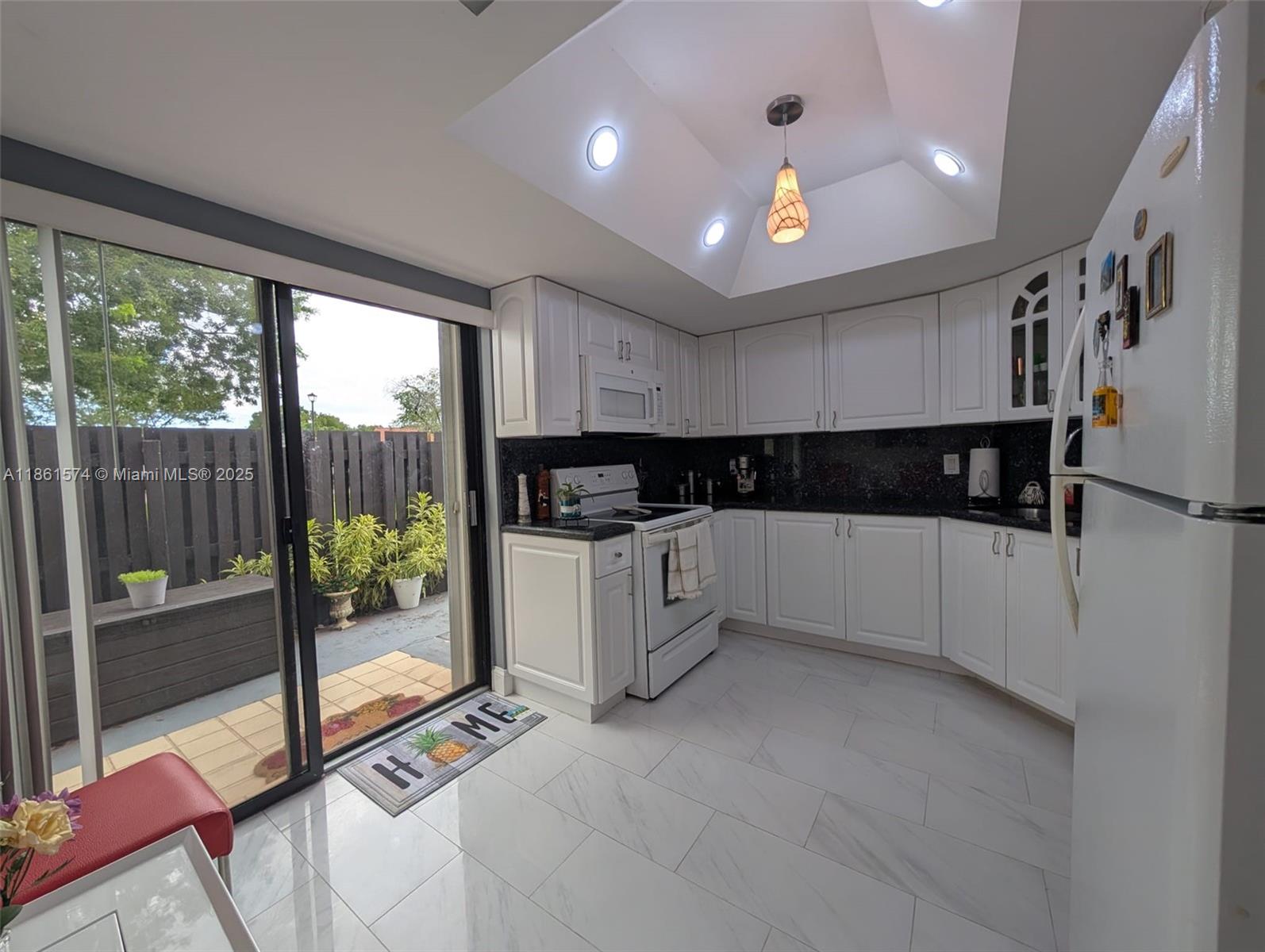 LAKES MEADOW VILG HOMES C - Residential Lease