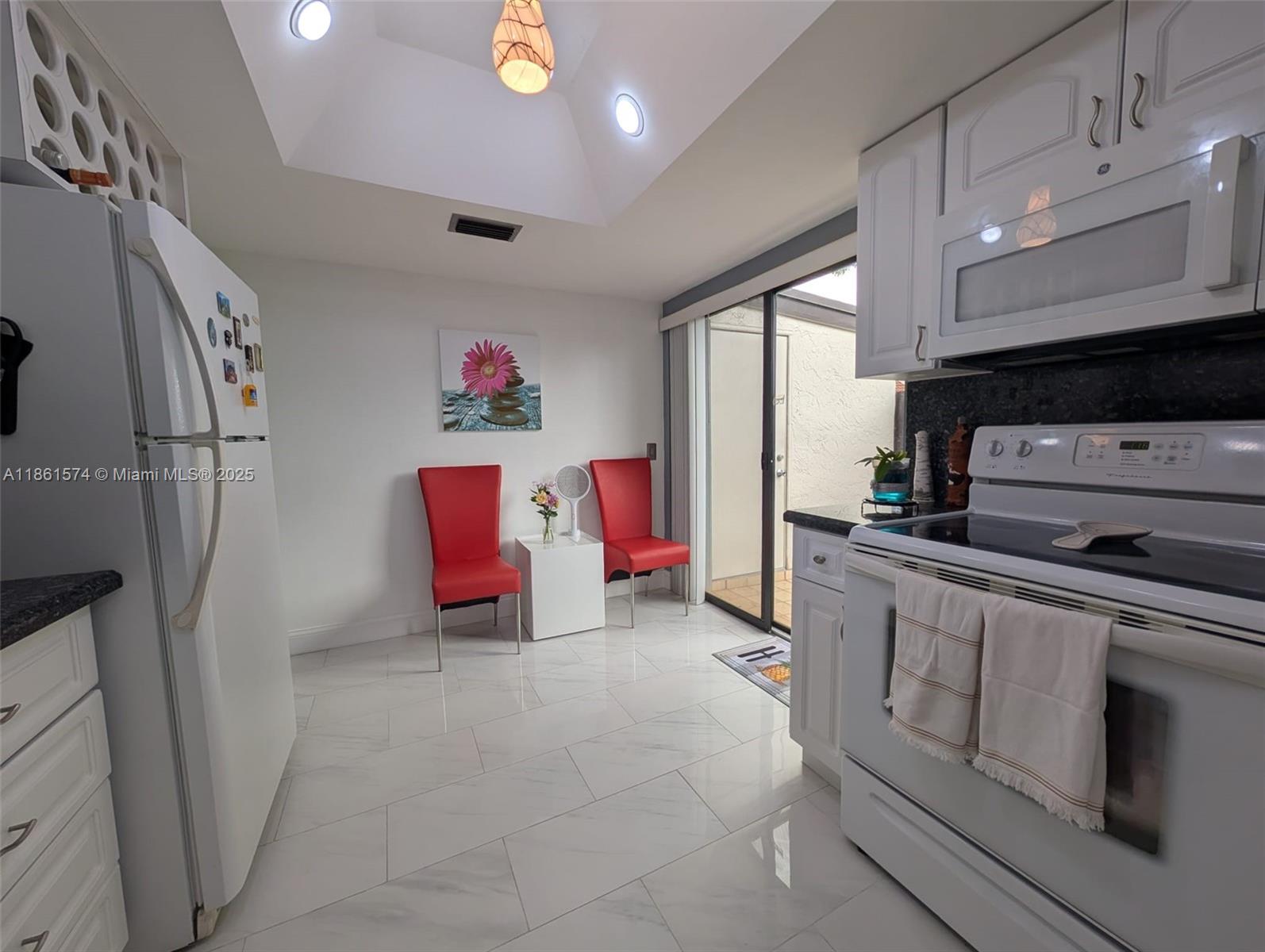 LAKES MEADOW VILG HOMES C - Residential Lease