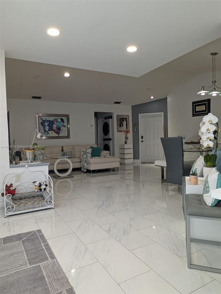 LAKES MEADOW VILG HOMES C - Residential Lease