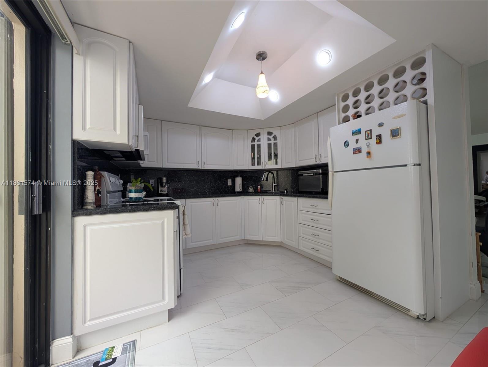 LAKES MEADOW VILG HOMES C - Residential Lease