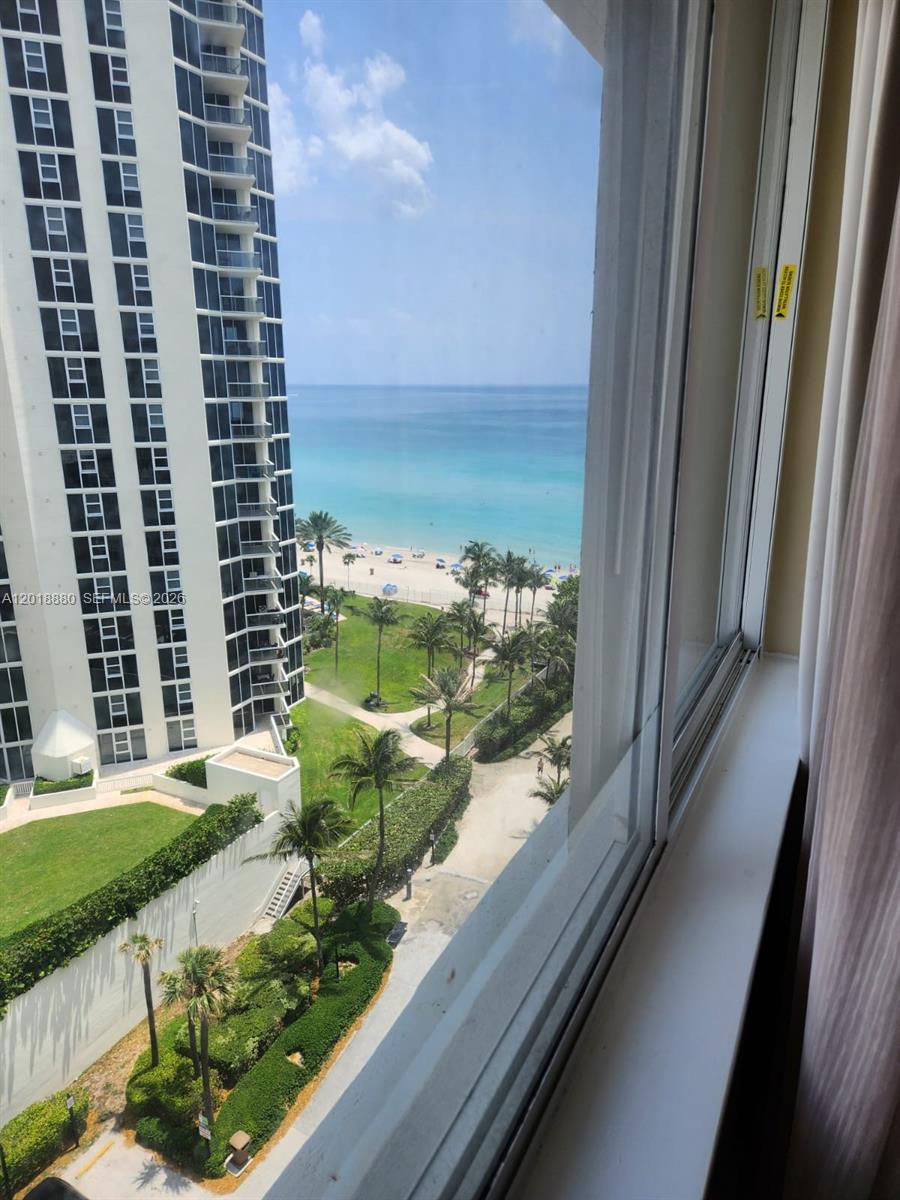THE AVENTURA BEACH CLUB C - Residential