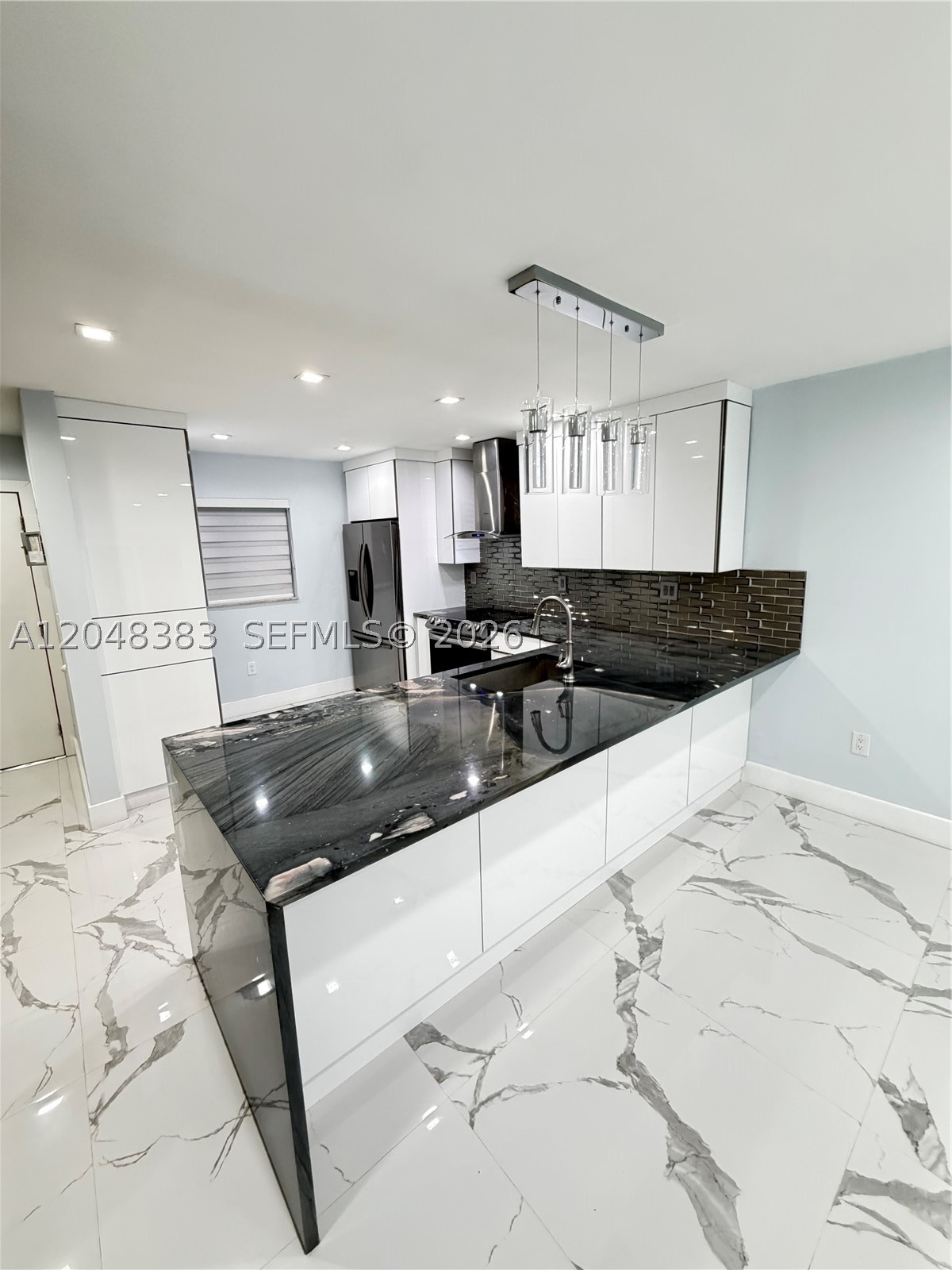 Luxury home fully remodeled, 2 bedrooms & 1 1/2 bathrooms: zebra blinds, custom closet, LED lighting throughout the ceiling, and an open-concept kitchen. It includes a wine cooler, brand-new washer and dryer, and high-end finishes. Move-in ready, it’s a unique opportunity for those seeking the best.