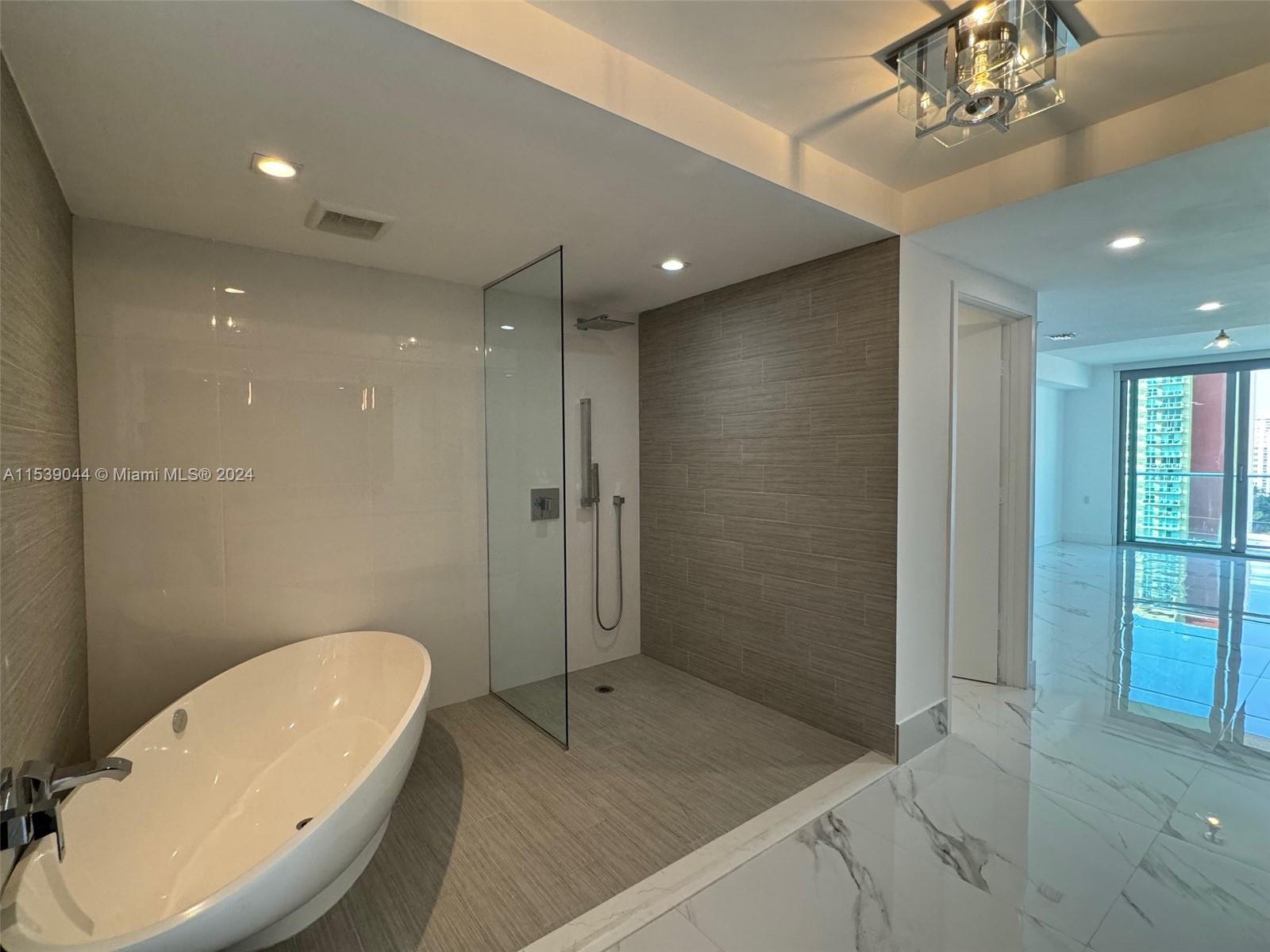PARQUE TOWERS CONDO - Residential Lease