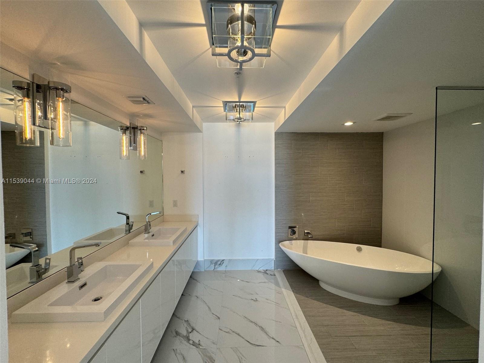 PARQUE TOWERS CONDO - Residential Lease