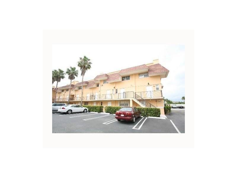 SPACIOUS ONE BEDROOM CONDO @ VILLAS OF PINECREST. TILE & WOOD FLOORS. LOVELY KITCHEN. CONVENIENTLY LOCATED ON N KENDALL DR NEAR DADELAND MALL IN EXCLUSIVE VILLAS OF PINECREST. GUARD GATED, CLUB HOUSE, POOL. AVAILABLE DEVEMBER 15th 2015.